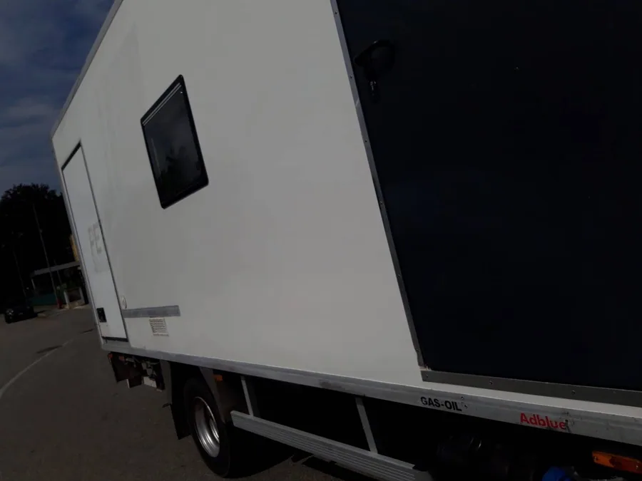 Autocarro fotografato durante il lavoro di riparazione
